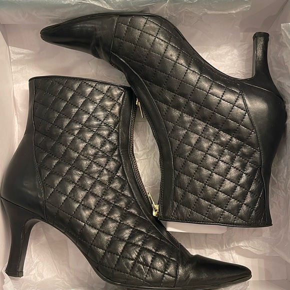 Pointed toe leather booties - Picture 1 of 5